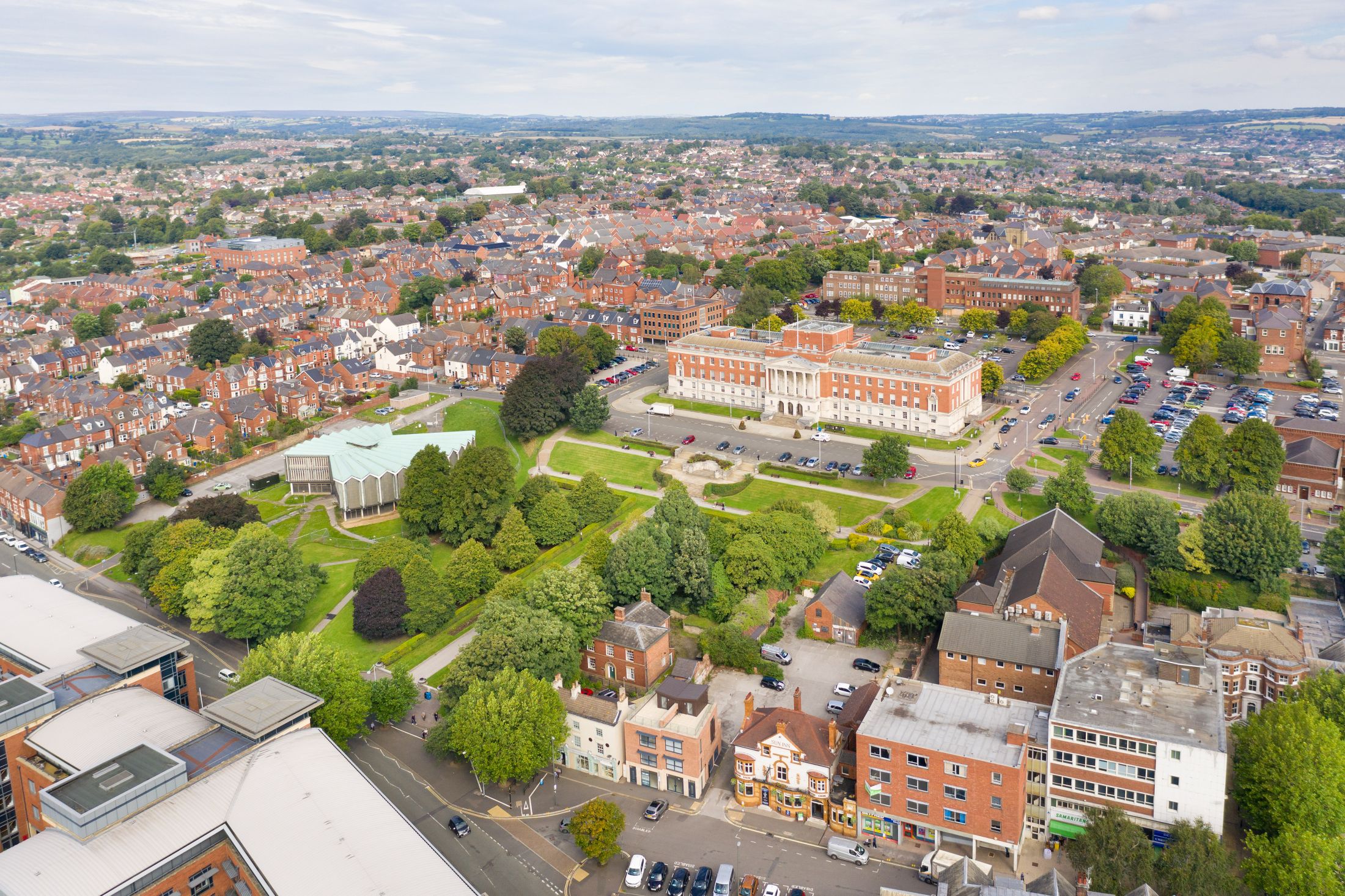 Image of Chesterfield Town Hall standing centre of picture